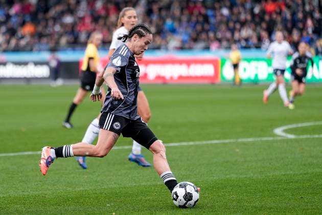 Geraldine Reuteler SGE, 14 , on the ball, cropped, full body, single image, single photo, action, action, 16 11 2025, Sinsheim Hoffenheim Germany , Football, DFB Cup Women, Round of 16, TSG 1899 Hoffenheim Eintracht Frankfurt, DFB DFL REGULATIONS PROHIBIT ANY USE OF PHOTOGRAPHS AS IMAGE SEQUENCES AND OR QUASI VIDEO xozx