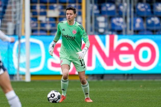 Lina Altenburg Goalkeeper, Goalkeeper, SGE, 12 , on the ball, cropped, full body, single image, single photo, action, action, 16 11 2025, Sinsheim Hoffenheim Germany , Football, DFB Cup Women, Round of 16, TSG 1899 Hoffenheim Eintracht Frankfurt, DFB DFL REGULATIONS PROHIBIT ANY USE OF PHOTOGRAPHS AS IMAGE SEQUENCES AND OR QUASI VIDEO xozx