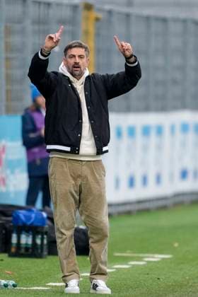 Niko Arnautis coach, head coach, SGE , gives instructions, gestures, gesticulates with arms, cropped, full body, single image, single photo, action, action, 16 11 2025, Sinsheim Hoffenheim Germany , football, DFB Cup Women, round of 16, TSG 1899 Hoffenheim Eintracht Frankfurt, DFB DFL REGULATIONS PROHIBIT ANY USE OF PHOTOGRAPHS AS IMAGE SEQUENCES AND OR QUASI VIDEO xozx