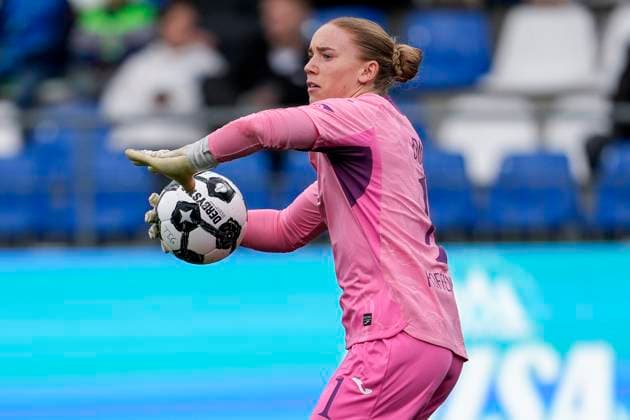 Laura Johanna Dick Goalkeeper, Goalkeeper, TSG, 1 at the throw-off, throw-off, single image, single photo, action, action, 16 11 2025, Sinsheim Hoffenheim Germany , Football, DFB Cup Women, Round of 16, TSG 1899 Hoffenheim Eintracht Frankfurt, DFB DFL REGULATIONS PROHIBIT ANY USE OF PHOTOGRAPHS AS IMAGE SEQUENCES AND OR QUASI VIDEO xozx