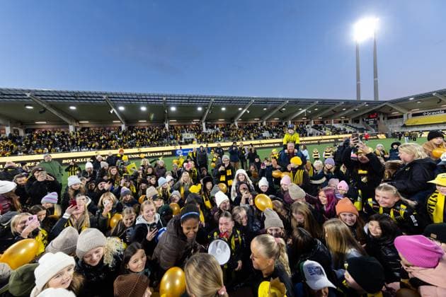251116 Häckens Hanna Wijk cheers with supporters after the win in Damallsvenskan and the football match in Damallsvenskan between Häcken and Pitea on November 16, 2025 in Gothenburg  Copyright: MICHAELxERICHSEN BB251116MI114
