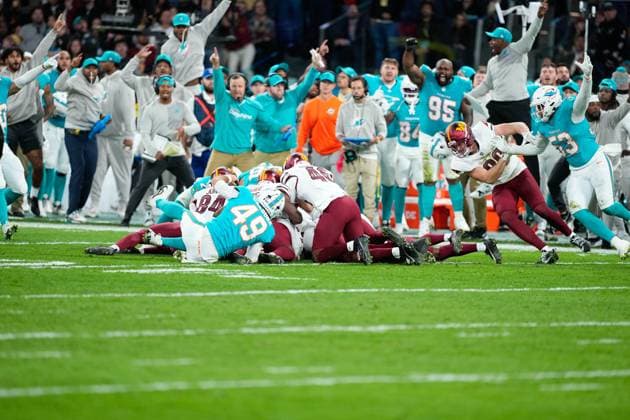November 16, 2025, Madrid, Madrid, Spain: General view of Miami Dolphins and Washington Commanders players in action during the National Football League NFL, American Football Herren, USA 2025 Madrid Game, match played between Miami Dolphins and Washington Commanders at Bernabeu stadium on November 16, 2025, in Madrid, Spain. Madrid Spain - ZUMAa181 20251116_zaa_a181_171 Copyright: xOscarxJ.xBarrosox