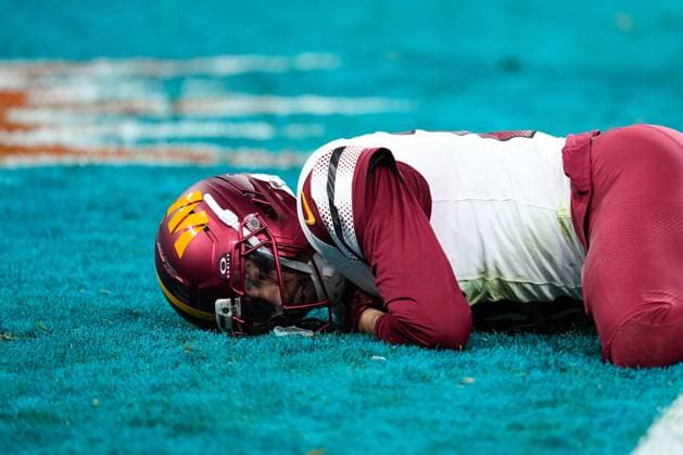 November 16, 2025, Madrid, Madrid, Spain: Chris Moore of the Washington Commanders hurts during the National Football League NFL, American Football Herren, USA 2025 Madrid Game, match played between Miami Dolphins and Washington Commanders at Bernabeu stadium on November 16, 2025, in Madrid, Spain. Madrid Spain - ZUMAa181 20251116_zaa_a181_184 Copyright: xOscarxJ.xBarrosox