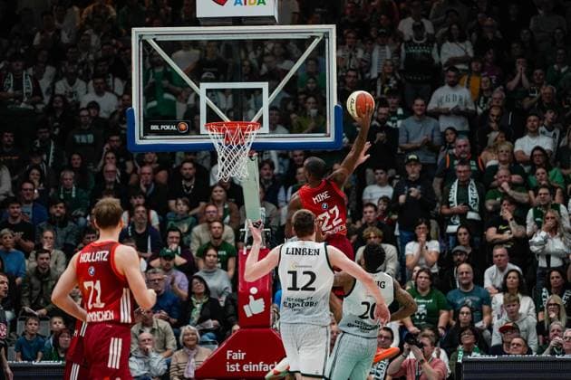 16 11 2025, xdaymx, Basketball DBB Pokal, Gladiators Trier FC Bayern München Dunking von Isiaha Mike Bayern DFL DFB REGULATIONS PROHIBIT ANY USE OF PHOTOGRAPHS as IMAGE SEQUENCES and or QUASI VIDEO Trier