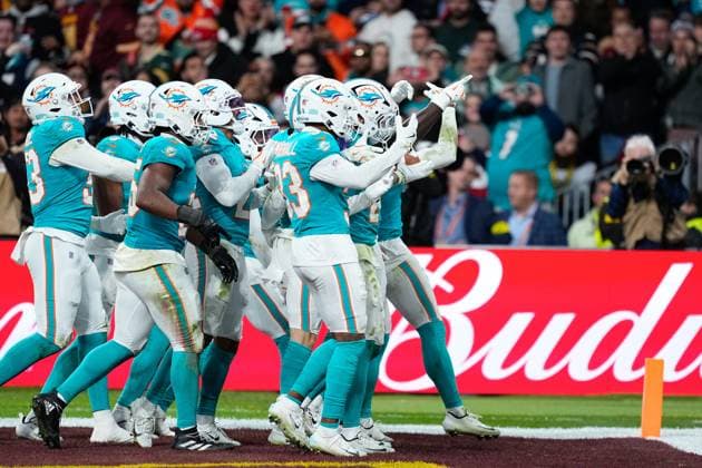 November 16, 2025, Madrid, Madrid, Spain: Players of Miami Dolphins celebrate the victory during the National Football League NFL, American Football Herren, USA 2025 Madrid Game, match played between Miami Dolphins and Washington Commanders at Bernabeu stadium on November 16, 2025, in Madrid, Spain. Madrid Spain - ZUMAa181 20251116_zaa_a181_190 Copyright: xOscarxJ.xBarrosox