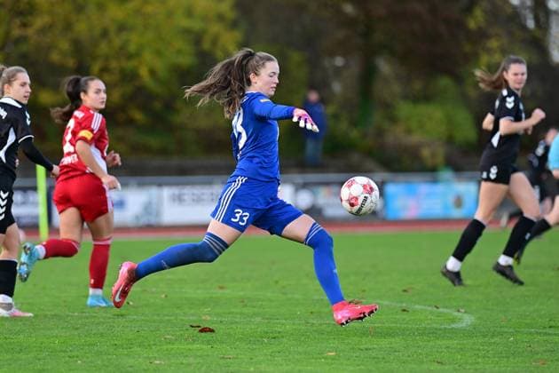 Soccer I Women I Season 2025 2026 I Regionalliga Nord I 10 Matchday I SV Henstedt Ulzburg SpVg Aurich I 16 11 2025 Jule Götz 33, SpVg Aurich at kick-off Henstedt Ulzburg Beckersberg Stadion Schleswig Holstein Germany Copyright: xLobeca WolfxGebhardtx