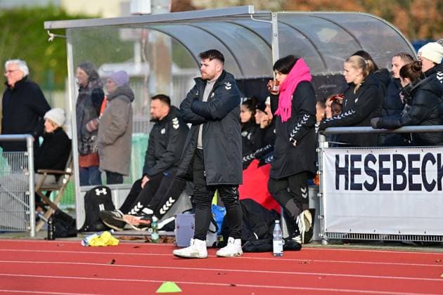Soccer I Women I Season 2025 2026 I Regionalliga Nord I 10 Matchday I SV Henstedt Ulzburg SpVg Aurich I 16 11 2025 Center Co Coach Tobias Petersen SV Henstedt Ulzburg Henstedt Ulzburg Beckersberg Stadion Schleswig Holstein Germany Copyright: xLobeca WolfxGebhardtx