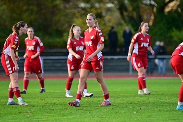 Soccer I Women I Season 2025 2026 I Regionalliga Nord I Matchday 10 I SV Henstedt Ulzburg SpVg Aurich I 16 11 2025 SpVg Aurich awaiting a corner kick, in the center of the picture Sanne Albring 12, SpVg Aurich Henstedt Ulzburg Beckersberg Stadium Schleswig Holstein Germany Copyright: xLobeca WolfxGebhardtx
