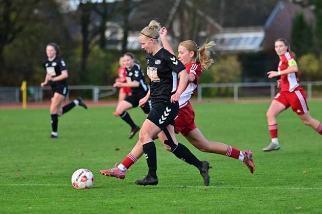 Soccer I Women I Season 2025 2026 I Regionalliga Nord I 10 Matchday I SV Henstedt Ulzburg SpVg Aurich I 16 11 2025 Duel, duel Jennifer Michel 77, SV Henstedt Ulzburg and Sanne Albring 12, SpVg Aurich Henstedt Ulzburg Beckersberg Stadium Schleswig Holstein Germany Copyright: xLobeca WolfxGebhardtx