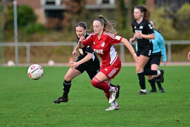 Soccer I Women I Season 2025 2026 I Regionalliga Nord I 10 Matchday I SV Henstedt Ulzburg SpVg Aurich I 16 11 2025 Duel, duel Vera Homp 20, SV Henstedt Ulzburg and Nele Hartstein 16, SpVg Aurich Henstedt Ulzburg Beckersberg Stadium Schleswig Holstein Germany Copyright: xLobeca WolfxGebhardtx
