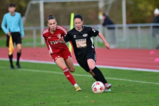 Soccer I Women I Season 2025 2026 I Regionalliga Nord I 10 Matchday I SV Henstedt Ulzburg SpVg Aurich I 16 11 2025 Duel, duel Sophie Musal 22, SpVg Aurich and Michelle Hille 10, SV Henstedt Ulzburg Henstedt Ulzburg Beckersberg Stadium Schleswig Holstein Germany Copyright: xLobeca WolfxGebhardtx