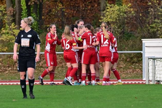 Soccer I Women I Season 2025 2026 I Regionalliga Nord I 10 Matchday I SV Henstedt Ulzburg SpVg Aurich I 16 11 2025 Goal celebration, jubilation, enthusiasm, euphoria, joy, happiness, cheerfulness at SpVg Aurich Henstedt Ulzburg Beckersberg Stadium Schleswig Holstein Germany Copyright: xLobeca WolfxGebhardtx