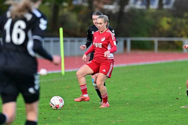 Soccer I Women I Season 2025 2026 I Regionalliga Nord I 10 Matchday I SV Henstedt Ulzburg SpVg Aurich I 16 11 2025 Ana Carolin Hoffmann 20, SpVg Aurich on the ball, behind her Liv Rike Fuß 21, SV Henstedt Ulzburg Henstedt Ulzburg Beckersberg Stadium Schleswig Holstein Germany Copyright: xLobeca WolfxGebhardtx