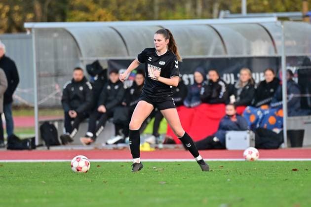 Soccer I Women I Season 2025 2026 I Regionalliga Nord I 10 Matchday I SV Henstedt Ulzburg SpVg Aurich I 16 11 2025 Indra Hahn 7, SV Henstedt Ulzburg on the ball Henstedt Ulzburg Beckersberg Stadium Schleswig Holstein Germany Copyright: xLobeca WolfxGebhardtx