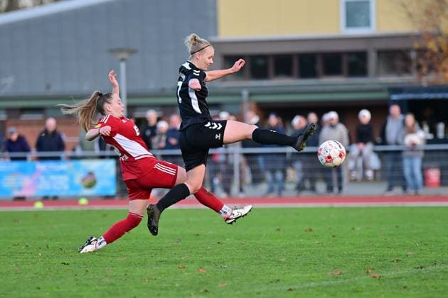 Soccer I Women I Season 2025 2026 I Regionalliga Nord I 10 Matchday I SV Henstedt Ulzburg SpVg Aurich I 16 11 2025 Duel, duel Nele Hartstein 16, SpVg Aurich and Jennifer Michel 77, SV Henstedt Ulzburg Henstedt Ulzburg Beckersberg Stadium Schleswig Holstein Germany Copyright: xLobeca WolfxGebhardtx