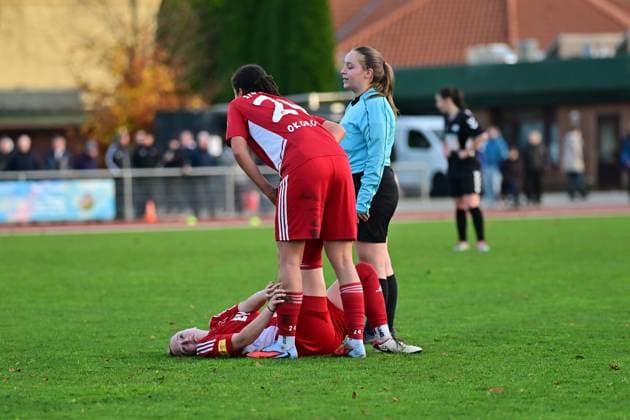 Soccer I Women I Season 2025 2026 I Regionalliga Nord I Matchday 10 I SV Henstedt Ulzburg SpVg Aurich I 16 11 2025 Nele Hartstein 16, SpVg Aurich lies on the pitch with cramps, has to be treated by teammate Marie Okoroh 24, SpVg Aurich She is then substituted Henstedt Ulzburg Beckersberg Stadion Schleswig Holstein Germany Copyright: xLobeca WolfxGebhardtx