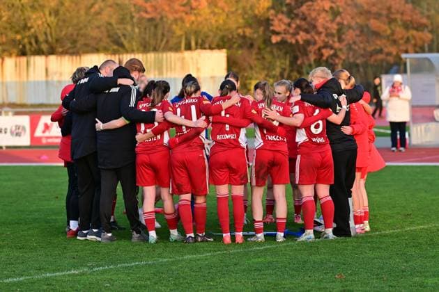 Soccer I Women I Season 2025 2026 I Regionalliga Nord I Matchday 10 I SV Henstedt Ulzburg SpVg Aurich I 16 11 2025 After the away win, the team from SpVg Aurich is in the Henstedt Ulzburg Beckersberg Stadion Schleswig Holstein Germany team circle Copyright: xLobeca WolfxGebhardtx