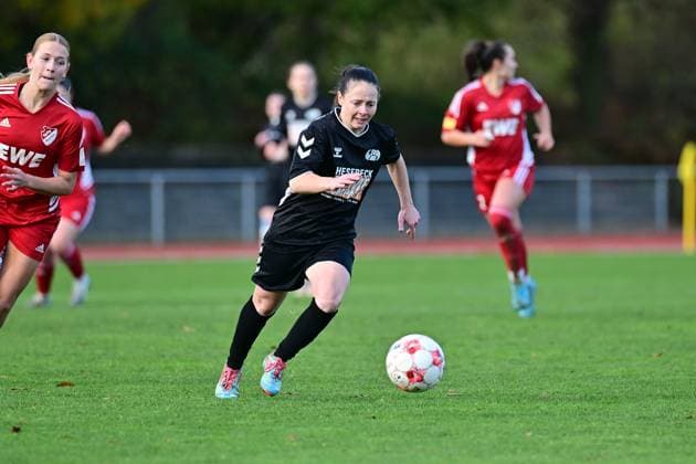 Soccer I Women I Season 2025 2026 I Regionalliga Nord I 10 Matchday I SV Henstedt Ulzburg SpVg Aurich I 16 11 2025 Michelle Hille 10, SV Henstedt Ulzburg focuses the ball Henstedt Ulzburg Beckersberg Stadium Schleswig Holstein Germany Copyright: xLobeca WolfxGebhardtx