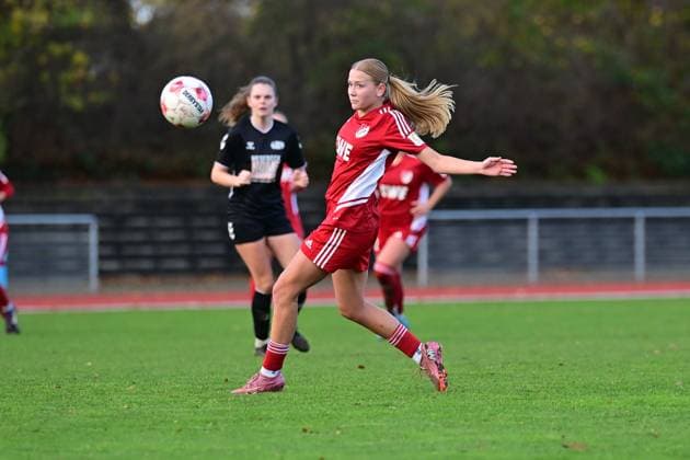 Soccer I Women I Season 2025 2026 I Regionalliga Nord I 10 Matchday I SV Henstedt Ulzburg SpVg Aurich I 16 11 2025 Sanne Albring 12, SpVg Aurich focuses the ball Henstedt Ulzburg Beckersberg Stadion Schleswig Holstein Germany Copyright: xLobeca WolfxGebhardtx