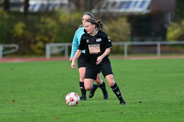 Soccer I Women I Season 2025 2026 I Regionalliga Nord I 10 Matchday I SV Henstedt Ulzburg SpVg Aurich I 16 11 2025 Vera Homp 20, SV Henstedt Ulzburg on the ball Henstedt Ulzburg Beckersberg Stadium Schleswig Holstein Germany Copyright: xLobeca WolfxGebhardtx