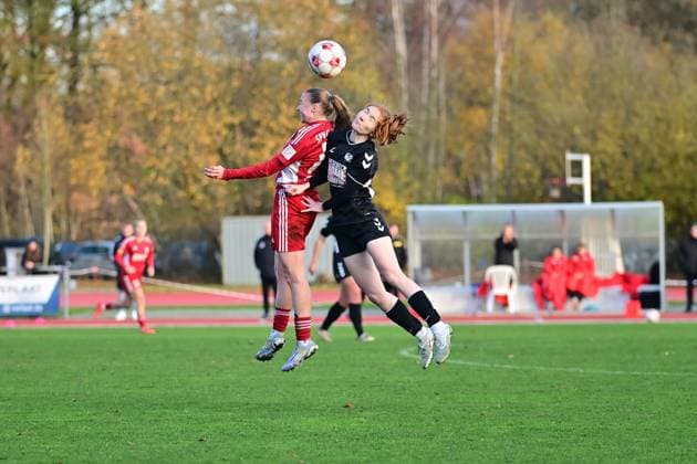 Soccer I Women I Season 2025 2026 I Regionalliga Nord I 10 Matchday I SV Henstedt Ulzburg SpVg Aurich I 16 11 2025 Duel, header duel Lara Frisch 19, SpVg Aurich and Luisa Kern 19, SV Henstedt Ulzburg Henstedt Ulzburg Beckersberg Stadium Schleswig Holstein Germany Copyright: xLobeca WolfxGebhardtx