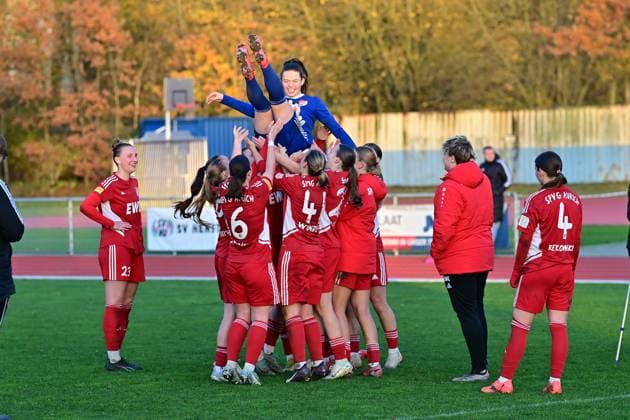 Soccer I Women I Season 2025 2026 I Regionalliga Nord I Matchday 10 I SV Henstedt Ulzburg SpVg Aurich I 16 11 2025 Cheers at SpVg Aurich, the players let goalkeeper Jule Götz 33, SpVg Aurich live high and throw her in the air She played a decisive role in the away win Henstedt Ulzburg Beckersberg Stadion Schleswig Holstein Germany Copyright: xLobeca WolfxGebhardtx