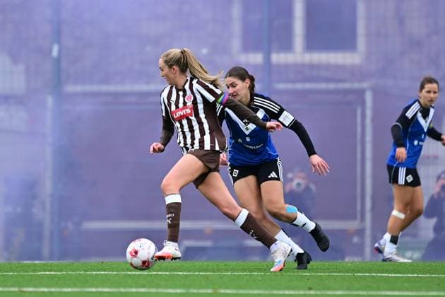 Soccer I Women I Season 2025 2026 I Regionalliga Nord I 10 Matchday I FC St Pauli Hamburger SV U20 I 16 11 2025 Annie Mcintosh Kingman 14, FC St Pauli Philine Diekhoff 6, Hamburger SV U20 Hamburg Stadion an der Feldstraße Hamburg Germany Copyright: xLobeca FelixxSchlikisx