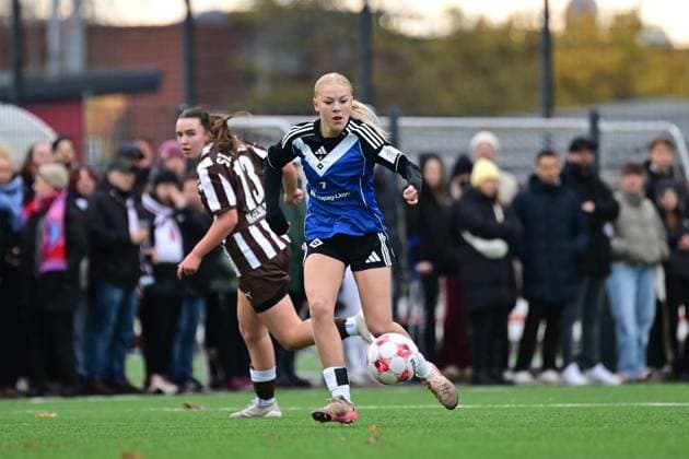 Soccer I Women I Season 2025 2026 I Regionalliga Nord I 10 Matchday I FC St Pauli Hamburger SV U20 I 16 11 2025 Lena Joy Martens 7, Hamburger SV U20 am Ball Hamburg Stadion an der Feldstraße Hamburg Germany Copyright: xLobeca FelixxSchlikisx