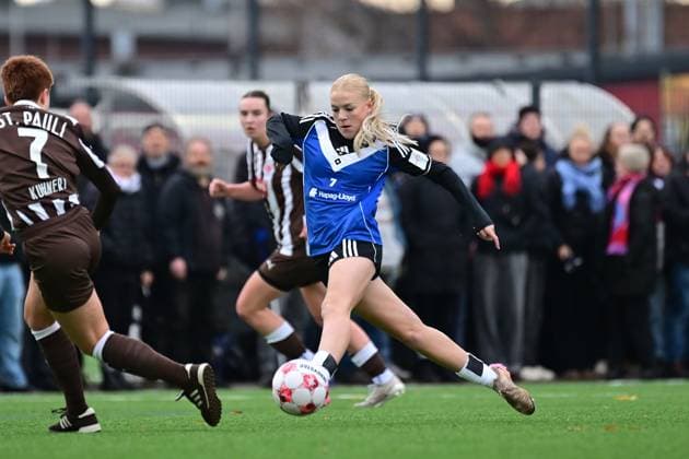 Soccer I Women I Season 2025 2026 I Regionalliga Nord I 10 Matchday I FC St Pauli Hamburger SV U20 I 16 11 2025 Lena Joy Martens 7, Hamburger SV U20 am Ball Hamburg Stadion an der Feldstraße Hamburg Germany Copyright: xLobeca FelixxSchlikisx