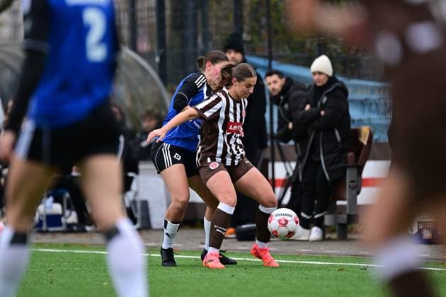Soccer I Women I Season 2025 2026 I Regionalliga Nord I 10 Matchday I FC St Pauli Hamburger SV U20 I 16 11 2025 Philine Diekhoff 6, Hamburger SV U20 Lina Jubel 24, FC St Pauli Hamburg Stadion an der Feldstraße Hamburg Germany Copyright: xLobeca FelixxSchlikisx