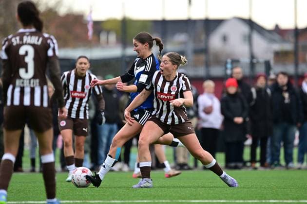 Soccer I Women I Season 2025 2026 I Regionalliga Nord I 10 Matchday I FC St Pauli Hamburger SV U20 I 16 11 2025 Philine Diekhoff 6, Hamburger SV U20 Merle Oppenheim 4, FC St Pauli Hamburg Stadion an der Feldstraße Hamburg Germany Copyright: xLobeca FelixxSchlikisx