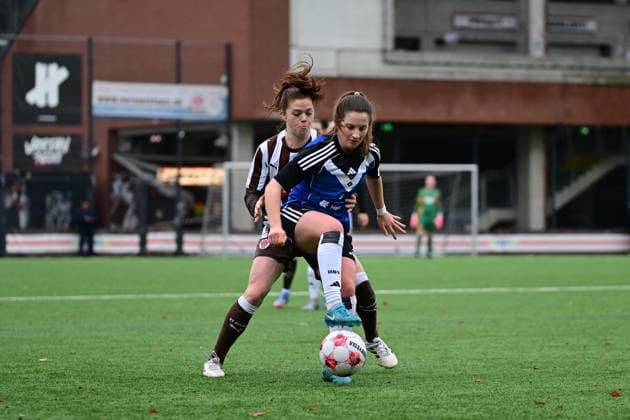 Soccer I Women I Season 2025 2026 I Regionalliga Nord I 10 Matchday I FC St Pauli Hamburger SV U20 I 16 11 2025 Nina Woitzik 5, FC St Pauli behind Tarah Fee Burmann 8, Hamburger SV U20 Hamburg Stadion an der Feldstraße Hamburg Germany Copyright: xLobeca FelixxSchlikisx