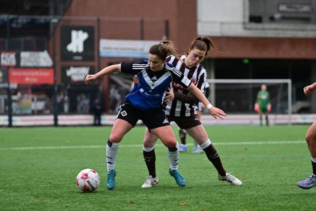 Soccer I Women I Season 2025 2026 I Regionalliga Nord I 10 Matchday I FC St Pauli Hamburger SV U20 I 16 11 2025 Nina Woitzik 5, FC St Pauli behind Tarah Fee Burmann 8, Hamburger SV U20 Hamburg Stadion an der Feldstraße Hamburg Germany Copyright: xLobeca FelixxSchlikisx