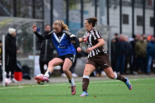 Soccer I Women I Season 2025 2026 I Regionalliga Nord I 10 Matchday I FC St Pauli Hamburger SV U20 I 16 11 2025 Lene Karlotta Sörensen 11, Hamburger SV U20 Rachel Miriam Marcia Free Rinast 31, FC St Pauli Hamburg Stadion an der Feldstraße Hamburg Germany Copyright: xLobeca FelixxSchlikisx