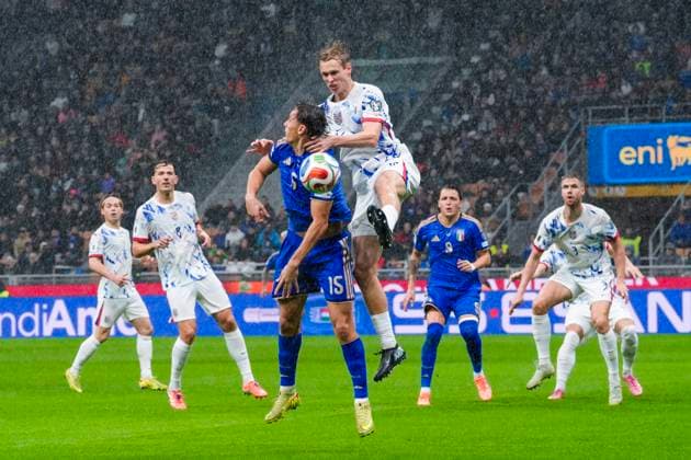 Football, World Cup qualification Italy Norway Milan, Italy 20251116 Italy s Francesco Pio Esposito and Norway s Torbjorn Heggem during the World Cup qualifying football match between Norway and Italy at San Siro Photo Lise Aserud NTB Milano Italy EDITORIAL USE ONLY RESTRICTED USE FOR BETTING COMPANIES  Copyright: xLisexAserudxx xNTBx