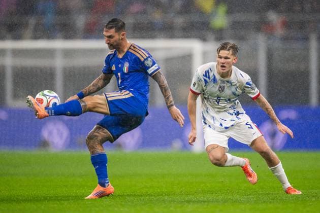 251116 Matteo Politano of Italy and David Moller Wolfe of Norway during the FIFA World Cup Qualifier football match between Italy and Norway on November 16, 2025 in Milan Photo Vegard Grott BILDBYRAN kod VG VG0836 bbeng fotball football soccer fotboll fifa world cup qualifiers european qualifiers 2026 uefa world cup qualifiers vm kvalifisering vm kvalik vm kval norway italien italia italy milano  Copyright: VEGARDxGRoTT BB251116VG042