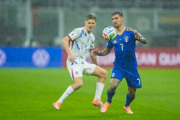 Football, World Cup qualification Italy Norway Milan , Italy 20251116 Norway s David Moller Wolfe and Italy s Matteo Politano during the World Cup qualifying football match between Norway and Italy at San Siro Photo Fredrik Varfjell NTB Milano Italy EDITORIAL USE ONLY RESTRICTED USE FOR BETTING COMPANIES  Copyright: xFredrikxVarfjellx xNTBx