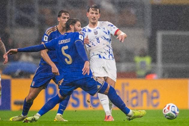 251116 Manuel Locatelli of Italy and Sander Berge of Norway during the FIFA World Cup Qualifier football match between Italy and Norway on November 16, 2025 in Milan Photo Vegard Grott BILDBYRAN kod VG VG0836 bbeng fotball football soccer fotboll fifa world cup qualifiers european qualifiers 2026 uefa world cup qualifiers vm kvalifisering vm kvalik vm kval norway italien italia italy milano  Copyright: VEGARDxGRoTT BB251116VG049