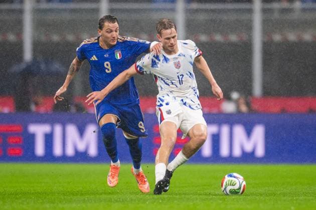 251116 Mateo Retegui of Italy and Torbjorn Heggem of Norway during the FIFA World Cup Qualifier football match between Italy and Norway on November 16, 2025 in Milan Photo Vegard Grott BILDBYRAN kod VG VG0836 bbeng fotball football soccer fotboll fifa world cup qualifiers european qualifiers 2026 uefa world cup qualifiers vm kvalifisering vm kvalik vm kval norway italien italia italy milano  Copyright: VEGARDxGRoTT BB251116VG051