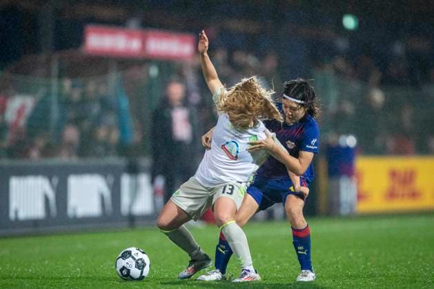 GER, Leipzig, Soccer, DFB Cup Women, Round of 16, RB Leipzig vs SV Werder Bremen pictured from l Ricarda Walkling Werder Bremen 13 , Mai Kadowaki RB Leipzig 15 , Zweikampf 16 11 2025, RB Leipzig Training Academy, Cottaweg Leipzig DFB REGULATIONS PROHIBIT ANY USE OF PHOTOGRAPHS AS IMAGE SEQUENCES AND OR QUASI VIDEO, Copyright: HMBxMedia PaulxFritz