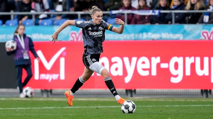 Laura Freigang SGE, 10 , on the ball, cropped, full body, single image, single photo, action, action, 16 11 2025, Sinsheim Hoffenheim Germany , Football, DFB Pokal der Frauen, Achtelfinale, TSG 1899 Hoffenheim Eintracht Frankfurt, DFB DFL REGULATIONS PROHIBIT ANY USE OF PHOTOGRAPHS AS IMAGE SEQUENCES AND OR QUASI VIDEO xozx