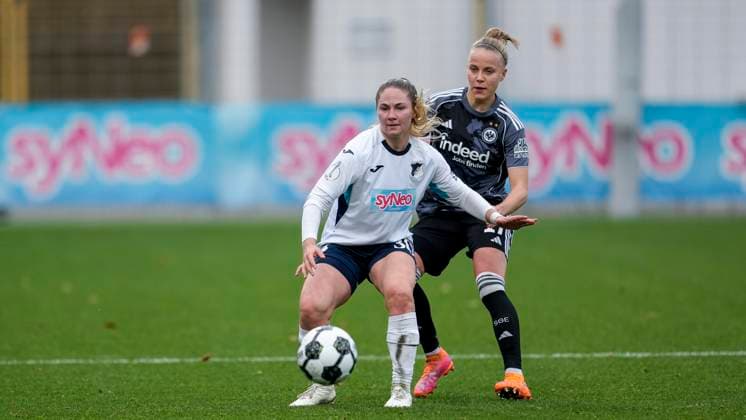 v li Nadine Bitzer TSG, 30 , Pia Sophie Wolter SGE, 17 , duel, duel, tackle, tackling, dynamics, action, action, 16 11 2025, Sinsheim Hoffenheim Germany , Football, Womens DFB Cup, Round of 16, TSG 1899 Hoffenheim Eintracht Frankfurt, DFB DFL REGULATIONS PROHIBIT ANY USE OF PHOTOGRAPHS AS IMAGE SEQUENCES AND OR QUASI VIDEO xozx