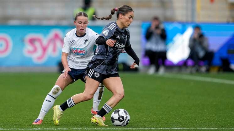 v li Laura Gloning TSG, 20 , Ereleta Memeti SGE, 27 , duel, duel, tackle, tackling, dynamics, action, action, 16 11 2025, Sinsheim Hoffenheim Germany , Football, Womens DFB Cup, Round of 16, TSG 1899 Hoffenheim Eintracht Frankfurt, DFB DFL REGULATIONS PROHIBIT ANY USE OF PHOTOGRAPHS AS IMAGE SEQUENCES AND OR QUASI VIDEO xozx