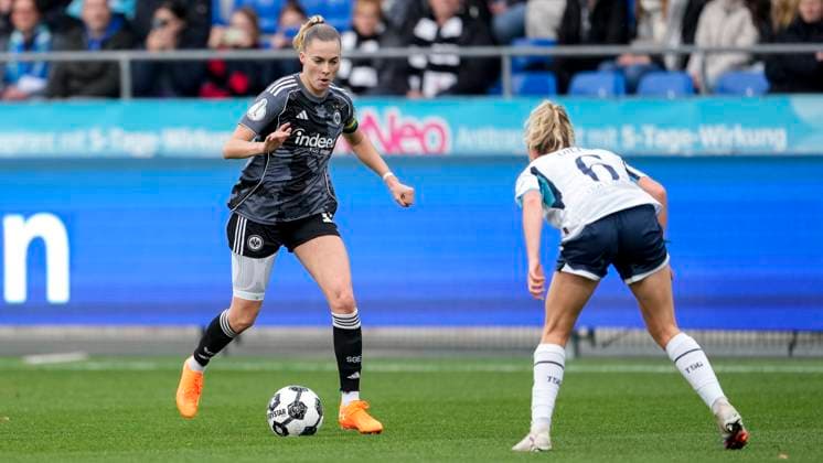v li Laura Freigang SGE, 10 , Vanessa Diehm TSG, 6 , Action, Action, Game scene, 16 11 2025, Sinsheim Hoffenheim Germany , Soccer, DFB Cup Women, Round of 16, TSG 1899 Hoffenheim Eintracht Frankfurt, DFB DFL REGULATIONS PROHIBIT ANY USE OF PHOTOGRAPHS AS IMAGE SEQUENCES AND OR QUASI VIDEO xozx