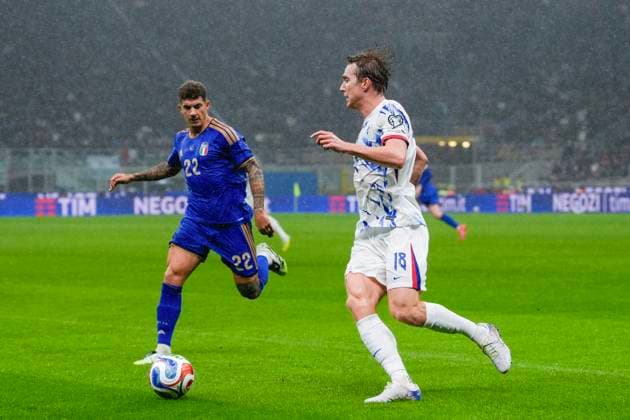 Football, World Cup qualification Italy Norway Milan, Italy 20251116 Italy s NicolÃ² Barella and Norway s Kristian Thorstvedt during the World Cup qualifying football match between Norway and Italy at San Siro Photo Lise Aserud NTB Milano Italy EDITORIAL USE ONLY RESTRICTED USE FOR BETTING COMPANIES  Copyright: xLisexAserudxx xNTBx