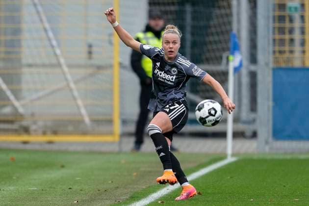 Pia Sophie Wolter SGE, 17 , on the ball, cropped, full body, single image, single photo, action, action, 16 11 2025, Sinsheim Hoffenheim Germany , Soccer, DFB Cup Women, Round of 16, TSG 1899 Hoffenheim Eintracht Frankfurt, DFB DFL REGULATIONS PROHIBIT ANY USE OF PHOTOGRAPHS AS IMAGE SEQUENCES AND OR QUASI VIDEO xozx