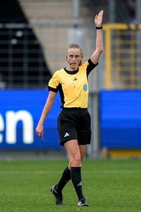 Davina Lutz referee, gives instructions, gestures, gesticulates with arms, cropped, full body, single image, single photo, action, action, 16 11 2025, Sinsheim Hoffenheim Germany , Football, DFB Cup Women, Round of 16, TSG 1899 Hoffenheim Eintracht Frankfurt, DFB DFL REGULATIONS PROHIBIT ANY USE OF PHOTOGRAPHS AS IMAGE SEQUENCES AND OR QUASI VIDEO xozx