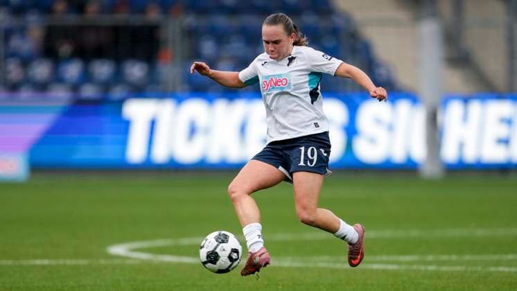 Marie Steiner TSG, 19 , on the ball, cropped, full body, single image, single photo, action, action, 16 11 2025, Sinsheim Hoffenheim Germany , Football, DFB Cup Women, Round of 16, TSG 1899 Hoffenheim Eintracht Frankfurt, DFB DFL REGULATIONS PROHIBIT ANY USE OF PHOTOGRAPHS AS IMAGE SEQUENCES AND OR QUASI VIDEO xozx