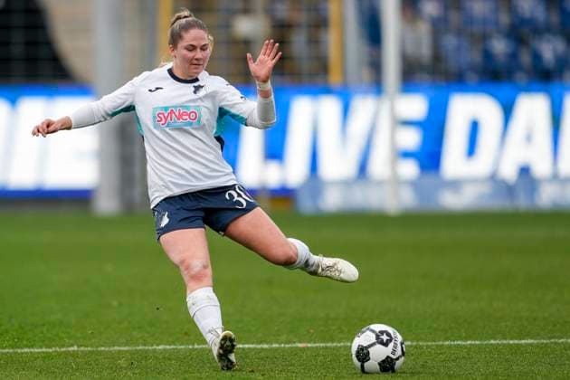 Nadine Bitzer TSG, 30 , on the ball, cropped, full body, single image, single photo, action, action, 16 11 2025, Sinsheim Hoffenheim Germany , Soccer, DFB Cup Women, Round of 16, TSG 1899 Hoffenheim Eintracht Frankfurt, DFB DFL REGULATIONS PROHIBIT ANY USE OF PHOTOGRAPHS AS IMAGE SEQUENCES AND OR QUASI VIDEO xozx