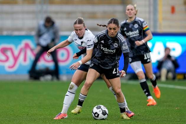 v li Laura Gloning TSG, 20 , Ereleta Memeti SGE, 27 , duel, duel, tackle, tackling, dynamics, action, action, 16 11 2025, Sinsheim Hoffenheim Germany , Football, Womens DFB Cup, Round of 16, TSG 1899 Hoffenheim Eintracht Frankfurt, DFB DFL REGULATIONS PROHIBIT ANY USE OF PHOTOGRAPHS AS IMAGE SEQUENCES AND OR QUASI VIDEO xozx